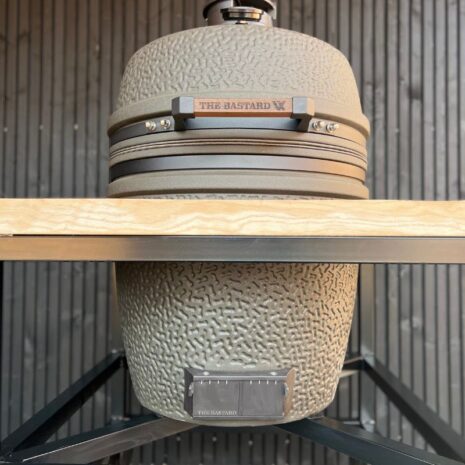 the Bastard in Kamado trolley eikenhout