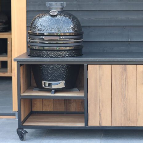 vooraanzicht Fraké hout buitenkeuken met zwart graniet blad