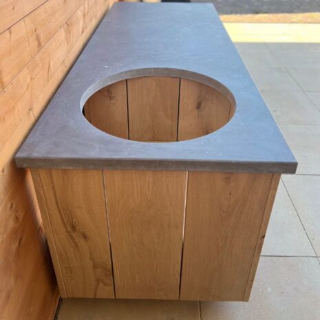 zijkant eikenhout buitenkeuken keramisch blad betongrijs