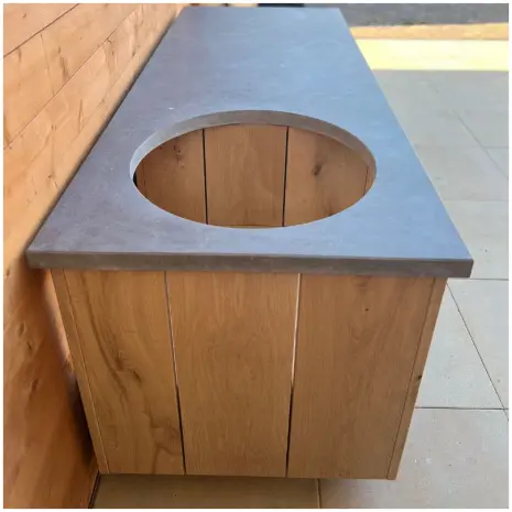 zijkant eikenhout buitenkeuken keramisch blad betongrijs