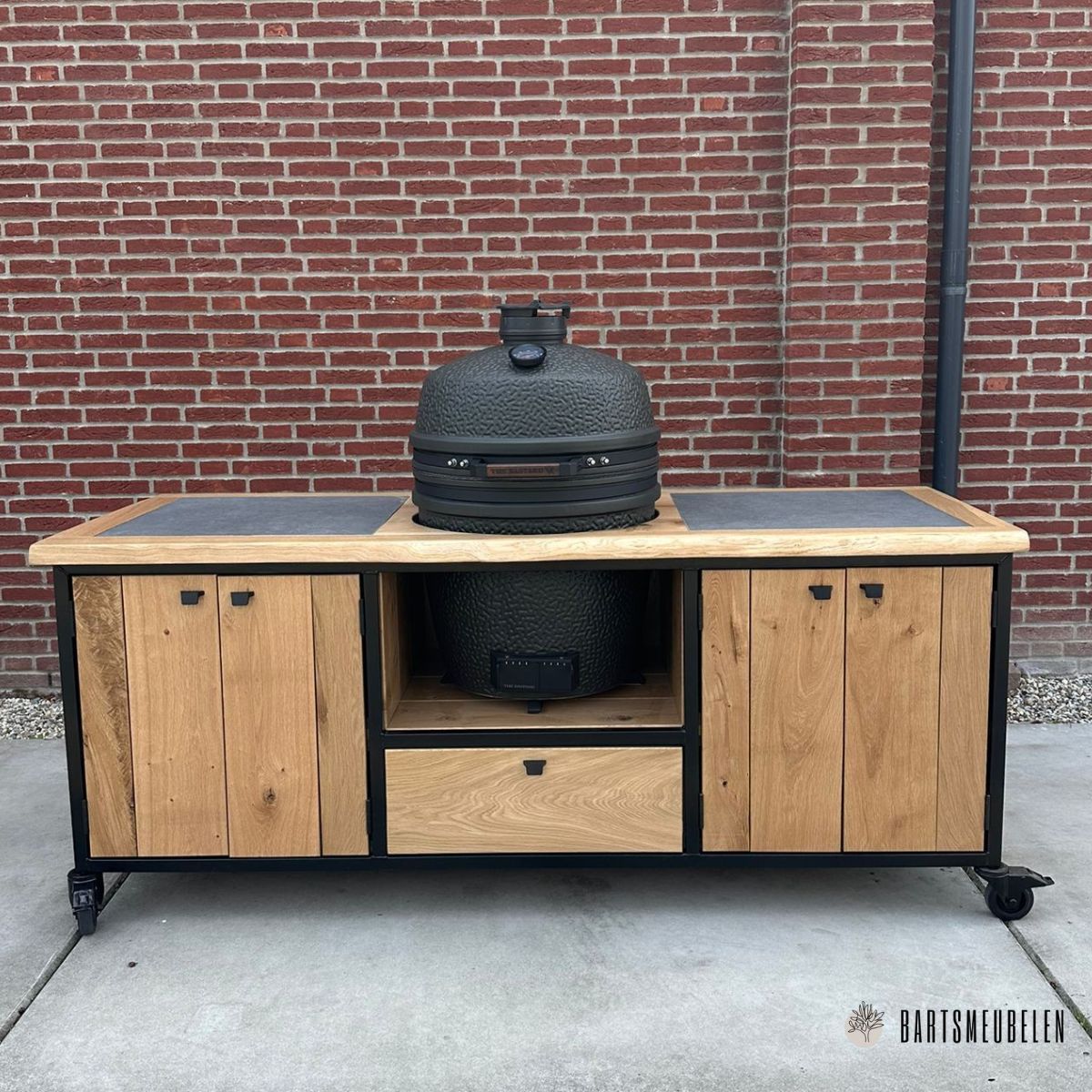 Buitenkeuken Eiken maastricht met kamado The bastard