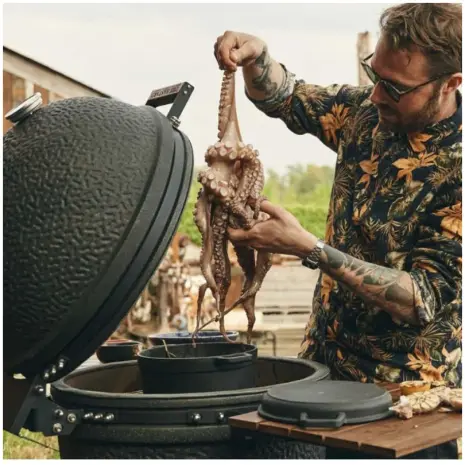 The bastard Dutch Oven & Griddle kamado buiten koken