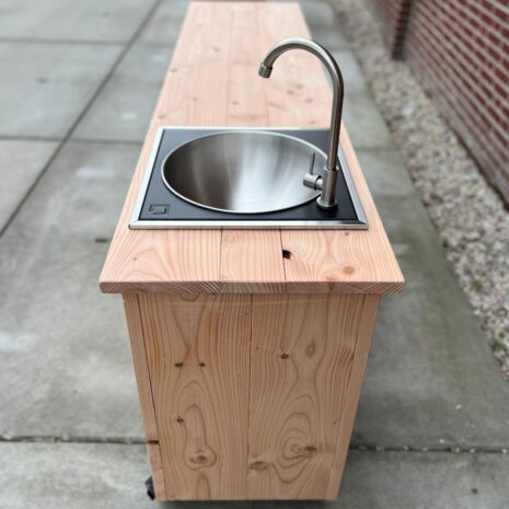 Douglas Tuinkast met spoelbak en kraan details