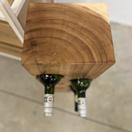 Suar houten wijnrek details