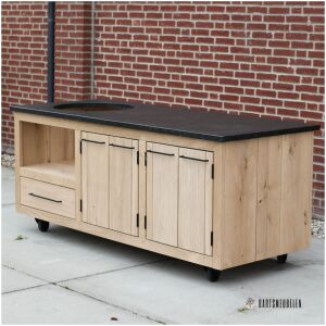 Buitenkeuken van eikenhout met zwart granieten blad