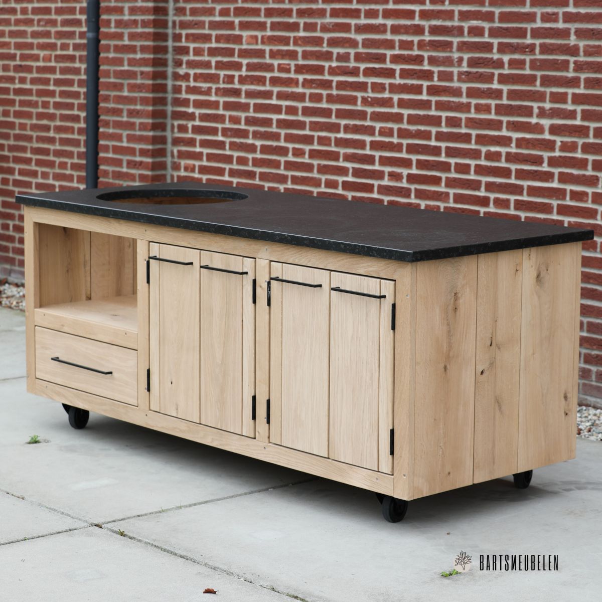 Buitenkeuken van eikenhout met zwart granieten blad Buitenkeuken van eikenhout met zwart granieten blad