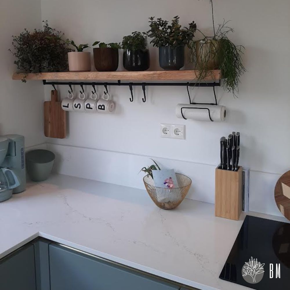 Een houten boomstam wandplank in de keuken voor praktische opbergruimte Een houten boomstam wandplank in de keuken voor praktische opbergruimte