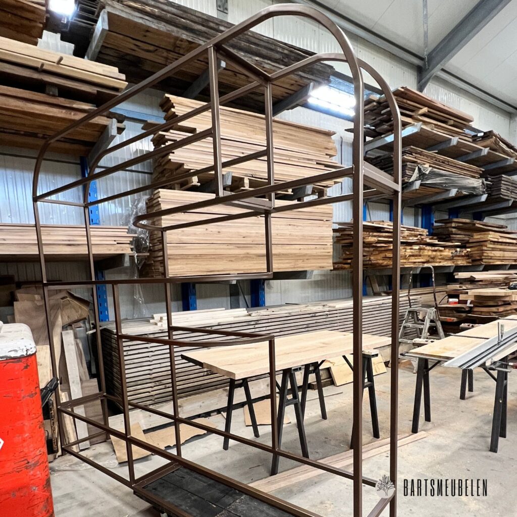 Frame vakkenkast op maat eikenhout en staal koper