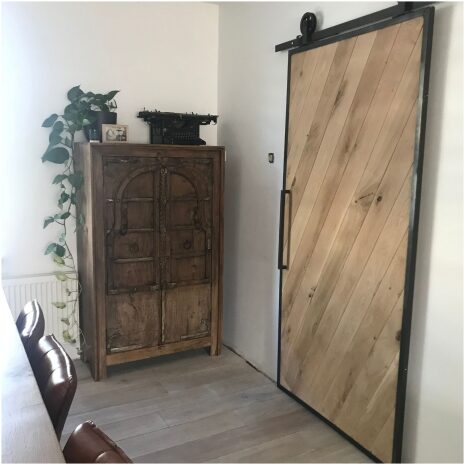 Loft deur staal en eikenhout