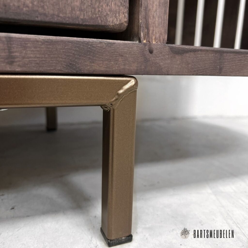Maatwerk dressoir van eikenhout en koper staal meubelpootjes