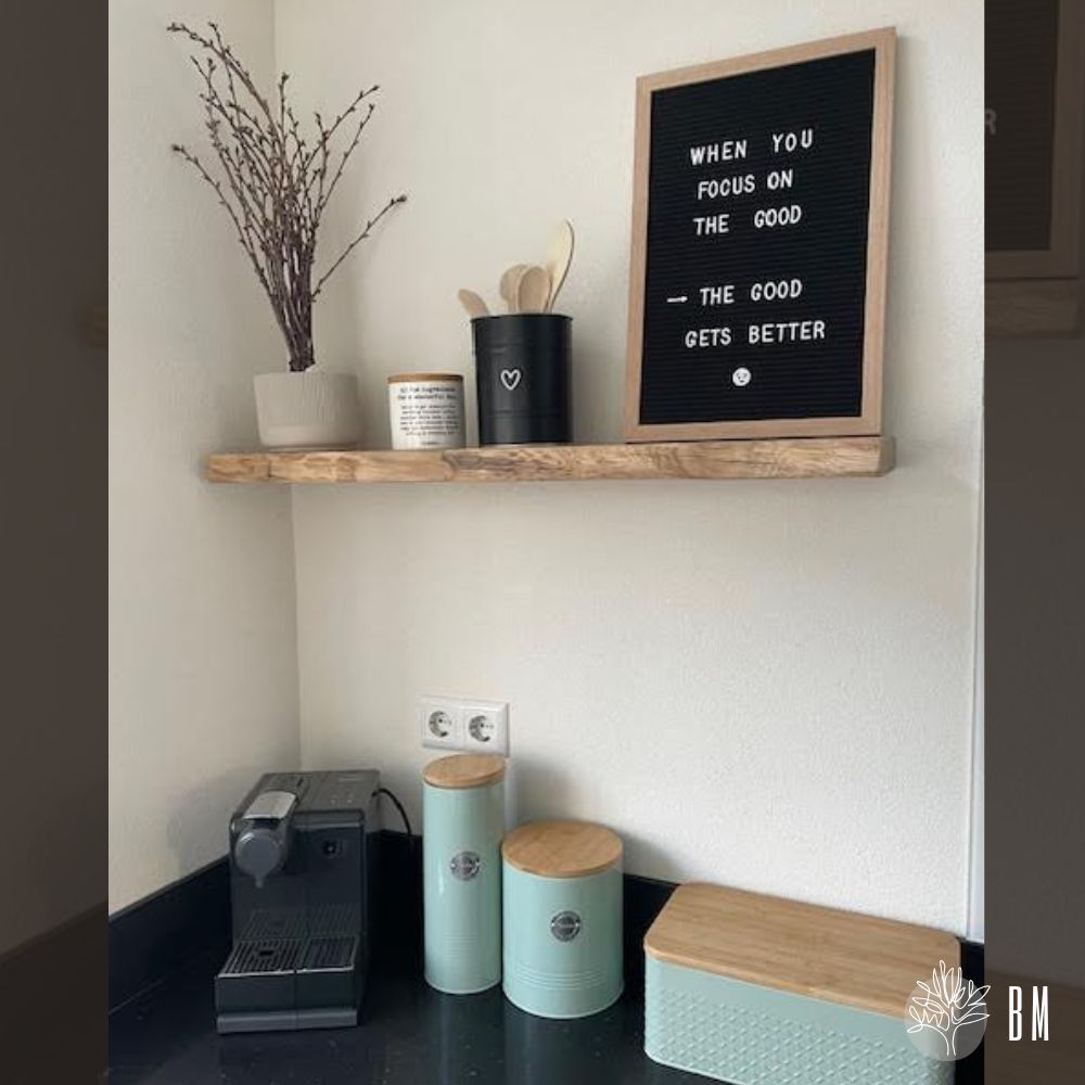 boomstam wandplank eikenhout boven het koffiezetapparaat in de keuken