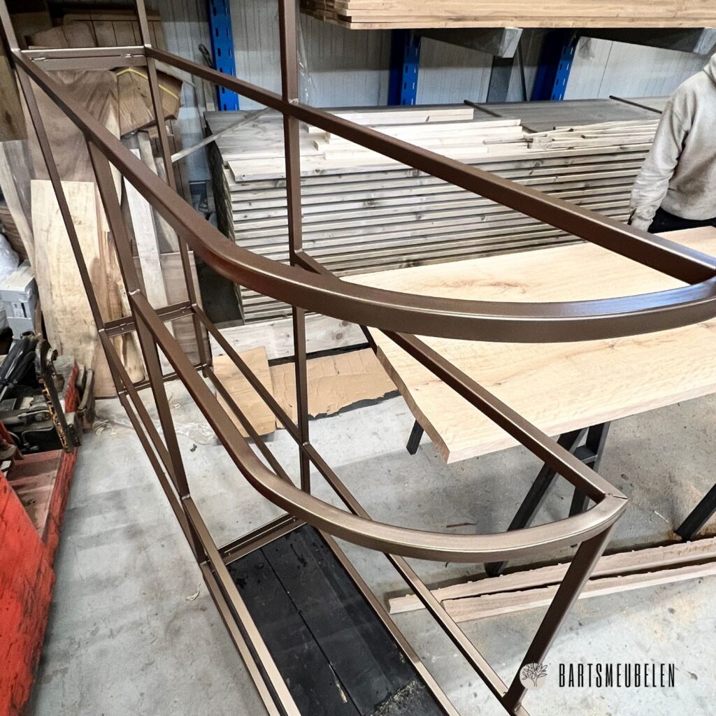 frame maatwerk vakkenkast eikenhout en staal koper kleur