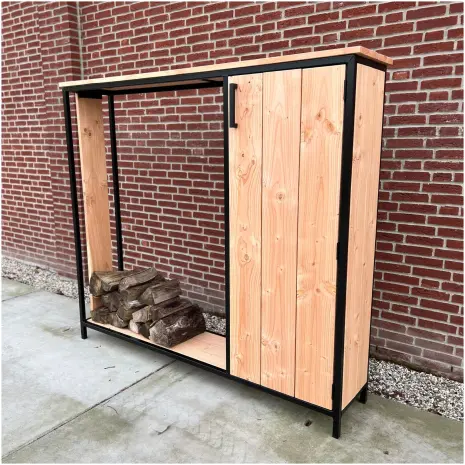 Douglas houtopslag met zwarte stalen frame Douglas houtopslag met zwarte stalen frame