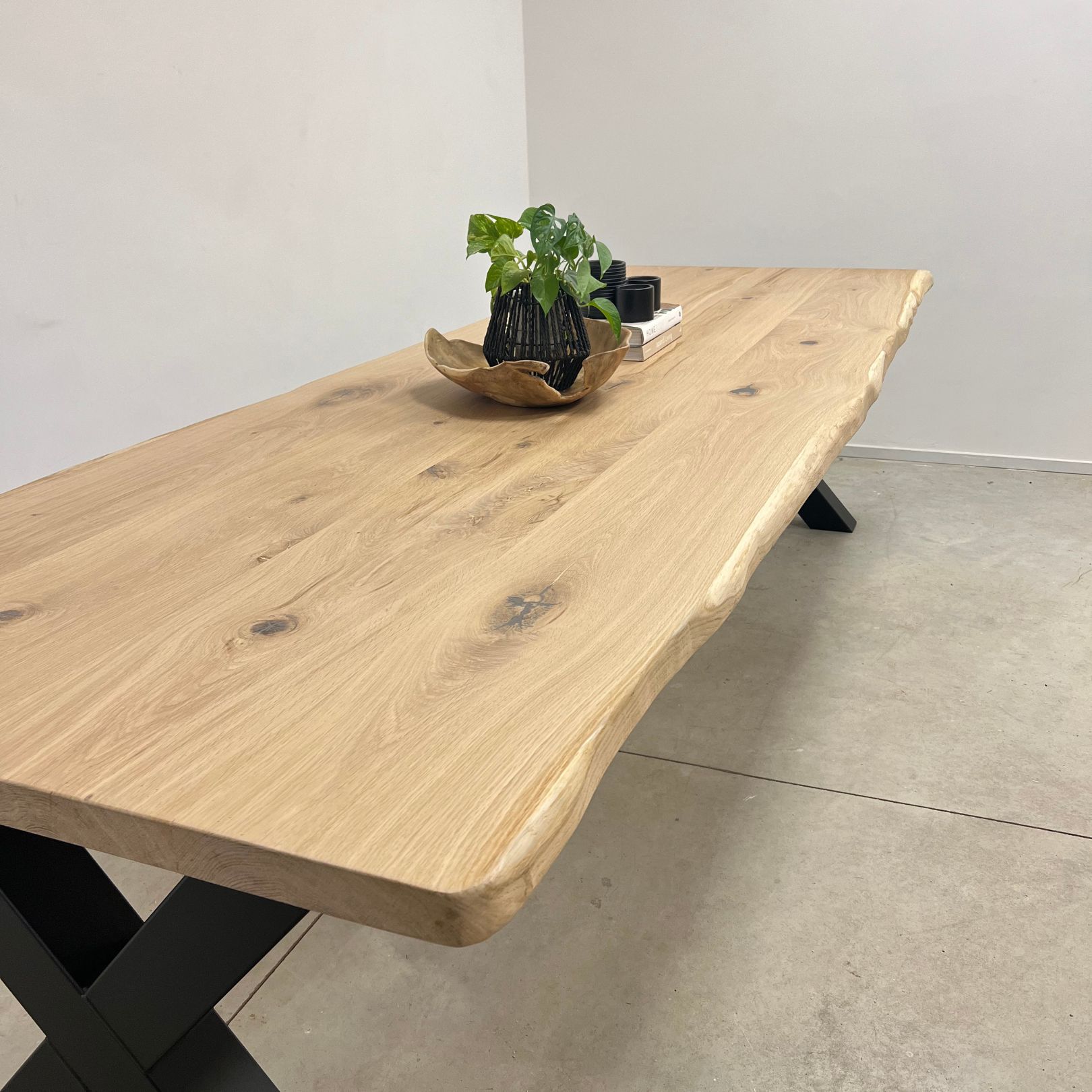 Boomstamblad eettafel met X poot 300x100 cm voorraadmodel