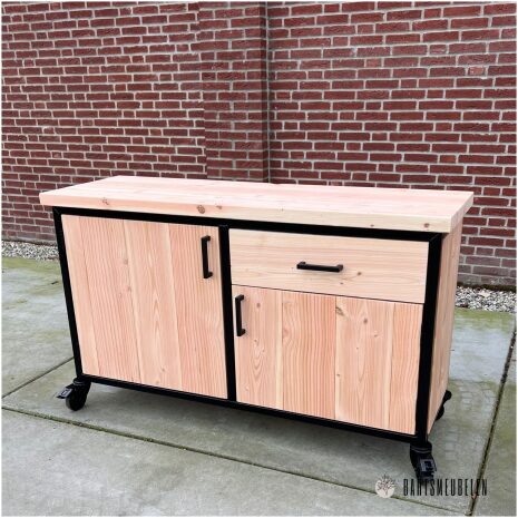 tuinkast met stalen frame op wielen