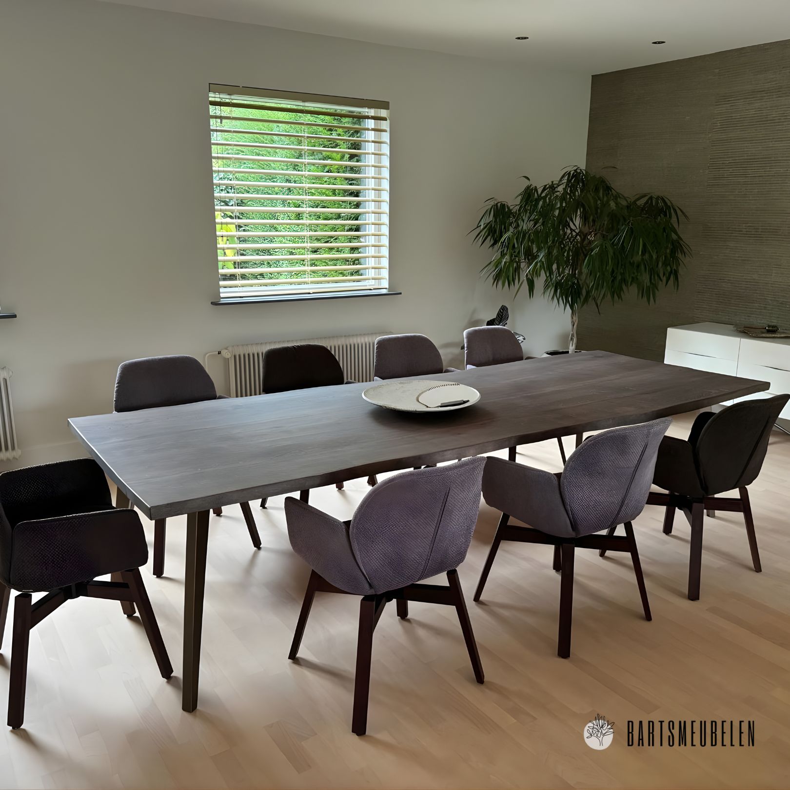 Boomstam eettafel met bronzen stalen poten Viggo Boomstam eettafel met bronzen stalen poten Viggo
