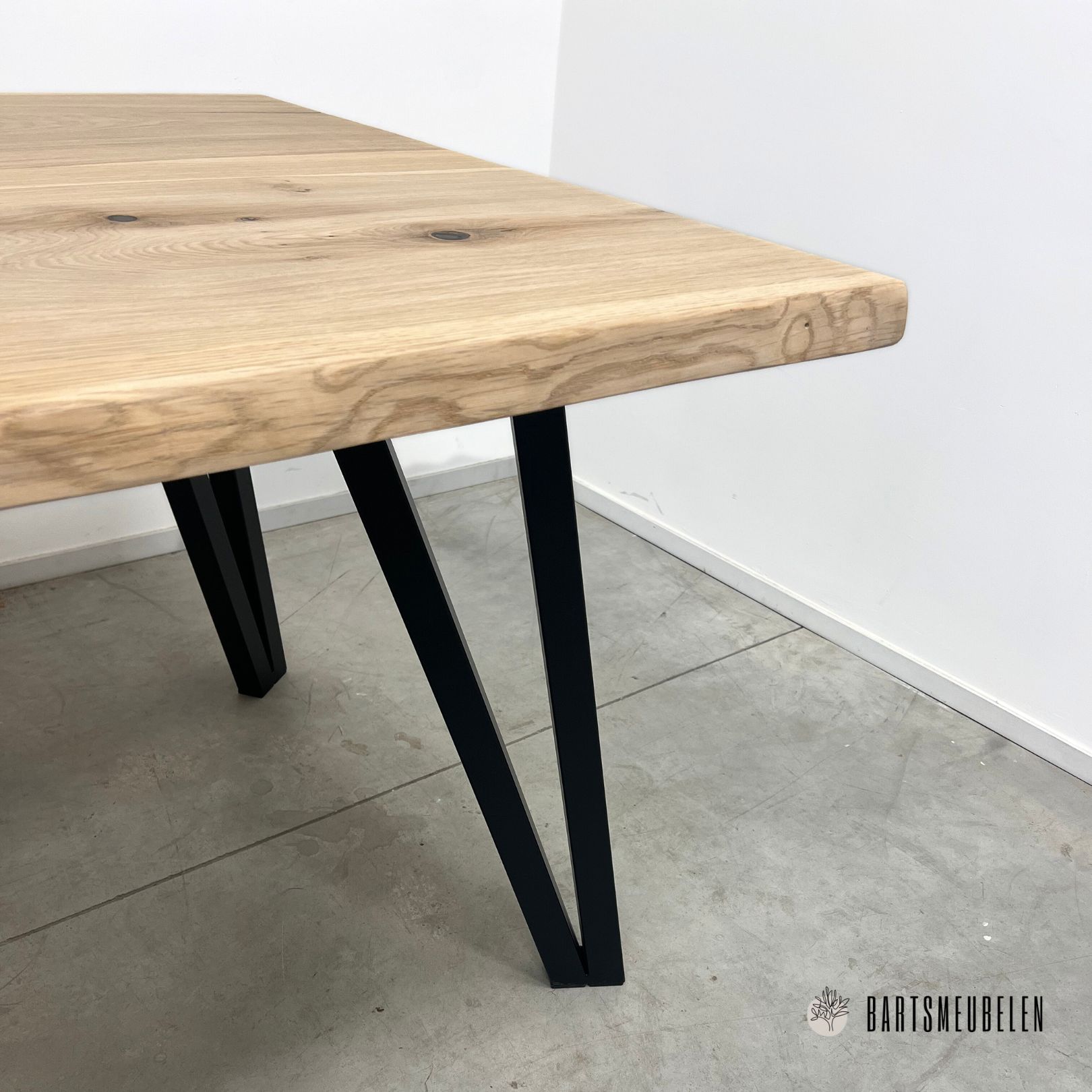Boomstamtafel met design V poot mat zwart Boomstamtafel met design V-poot mat zwart
