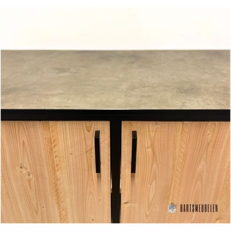 Buitenkeuken met opbergkast en HPL blad Taupe details blad