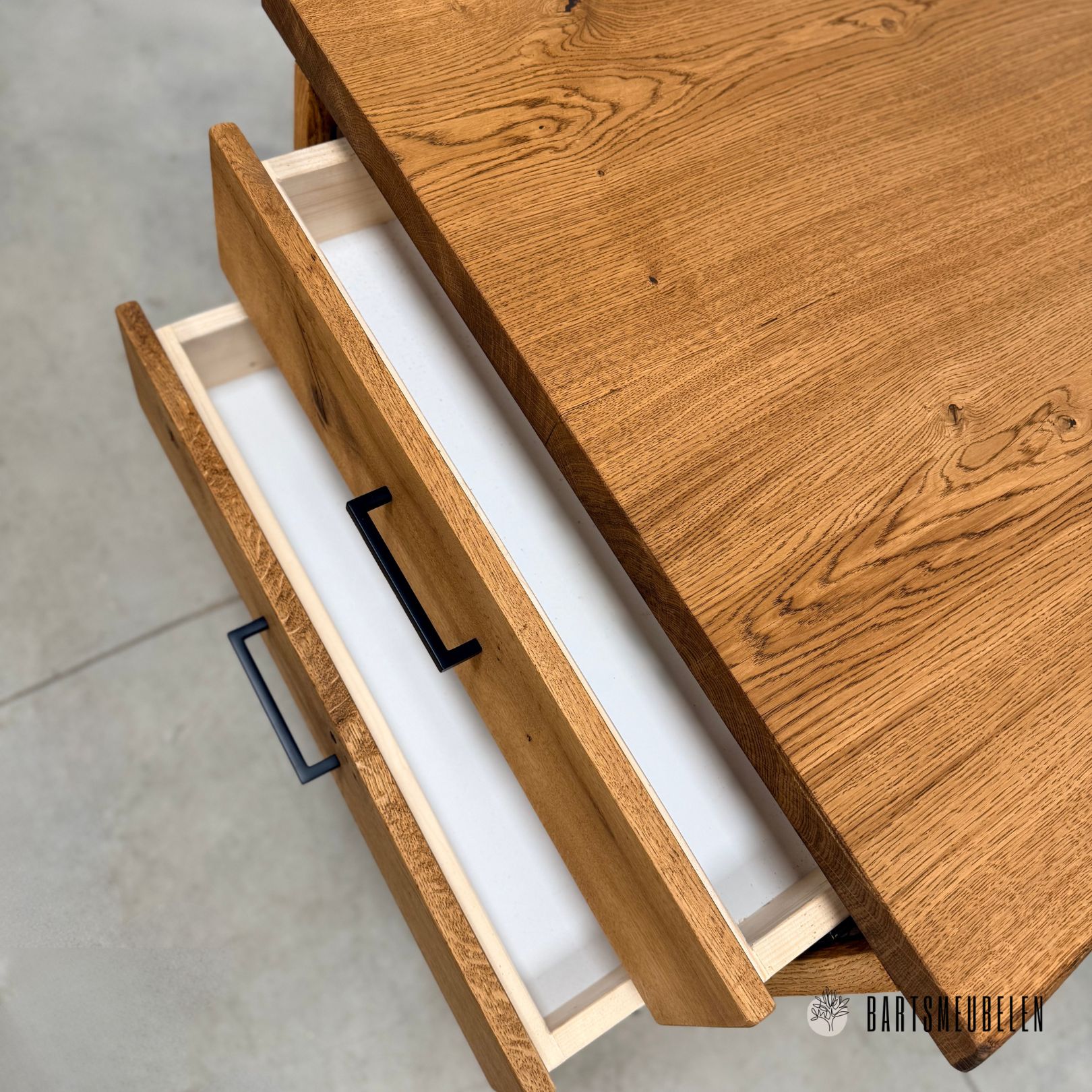 Eiken eettafel Oslo met twee lade en kast met veel opbergruimte Eiken eettafel Oslo met twee lade en kast met veel opbergruimte