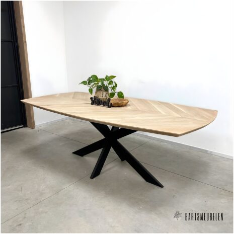 Eiken eettafel deens ovaal met hongaarse punt Ella