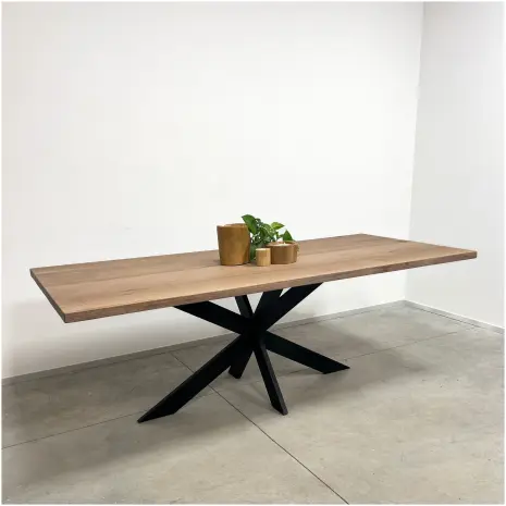 Eiken eettafel vintage met zwarte matrix poot