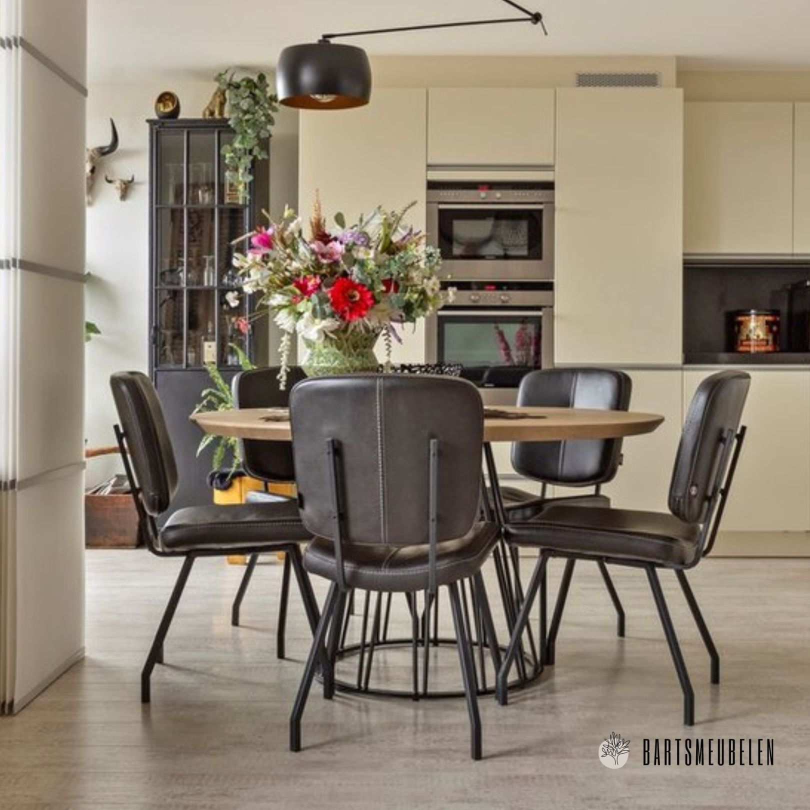 Eiken ronde tafel met kegel poot Eiken ronde tafel met kegel poot