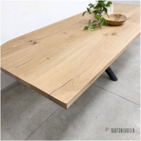 Eiken tafel met mooie afgewerkte rond en rechte randen Jara