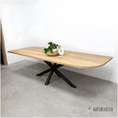 Eiken tafel met rond en rechte randen Jara Eiken tafel met rond en rechte randen Jara