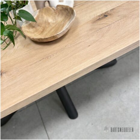 Eiken tafel met zwarte onderstel Jara
