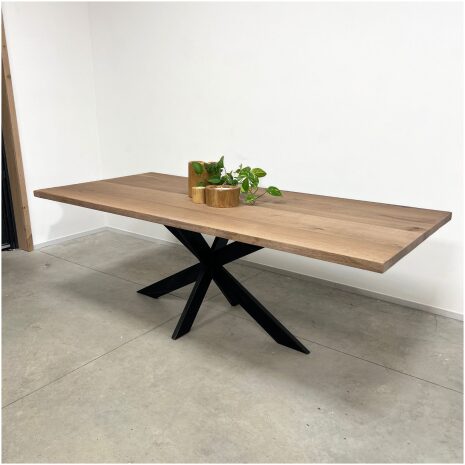 Eiken tafel vintage met zwarte matrix poot Eiken tafel vintage met zwarte matrix poot