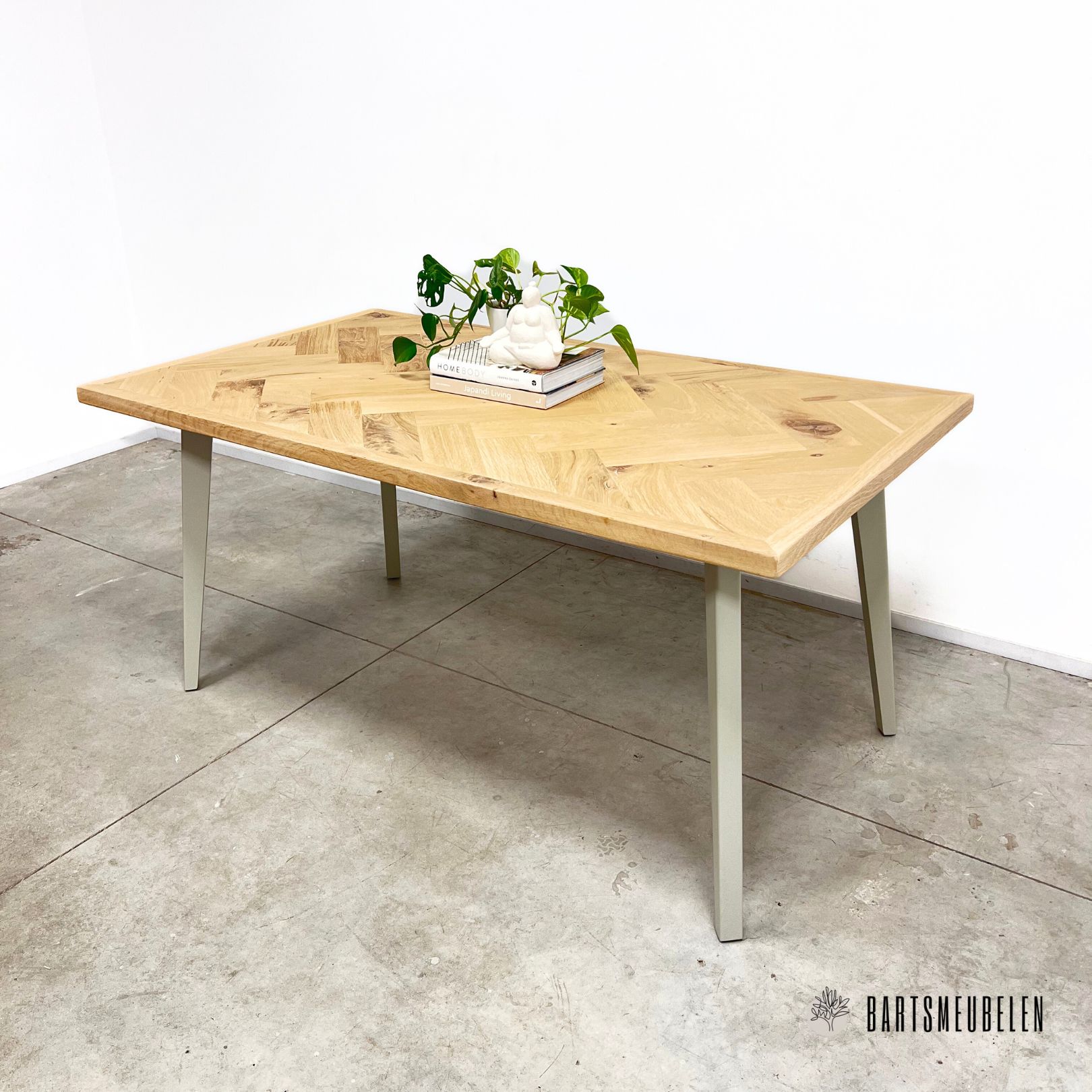 Eiken visgraat eettafel met ijzelgrijs stalen poten Eiken visgraat eettafel met ijzelgrijs stalen poten