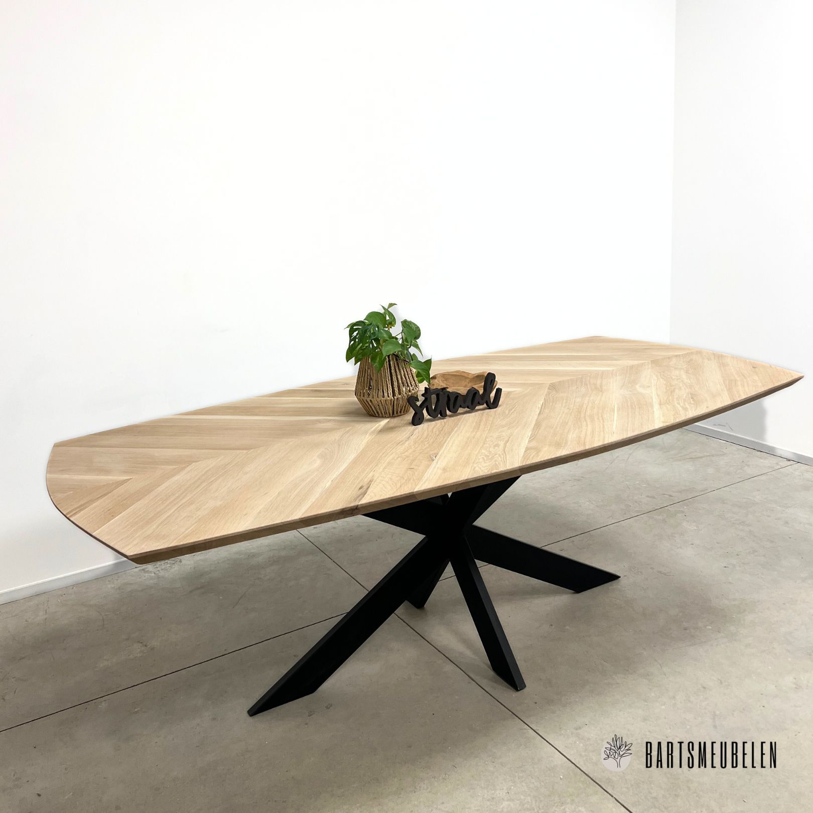 Eiken eettafel deens ovaal met Hongaarse punt Ella