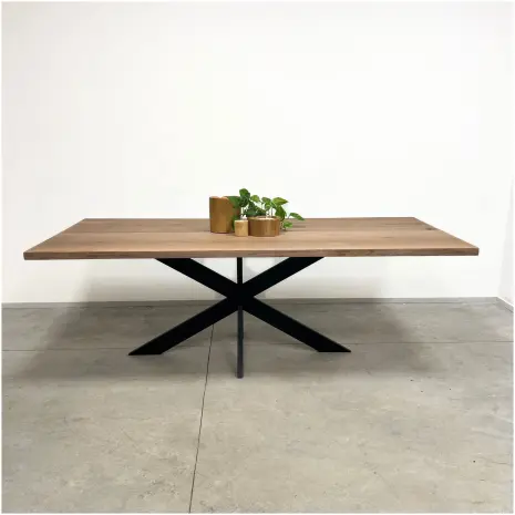 Eikenhouten tafel vintage met zwarte matrix poot