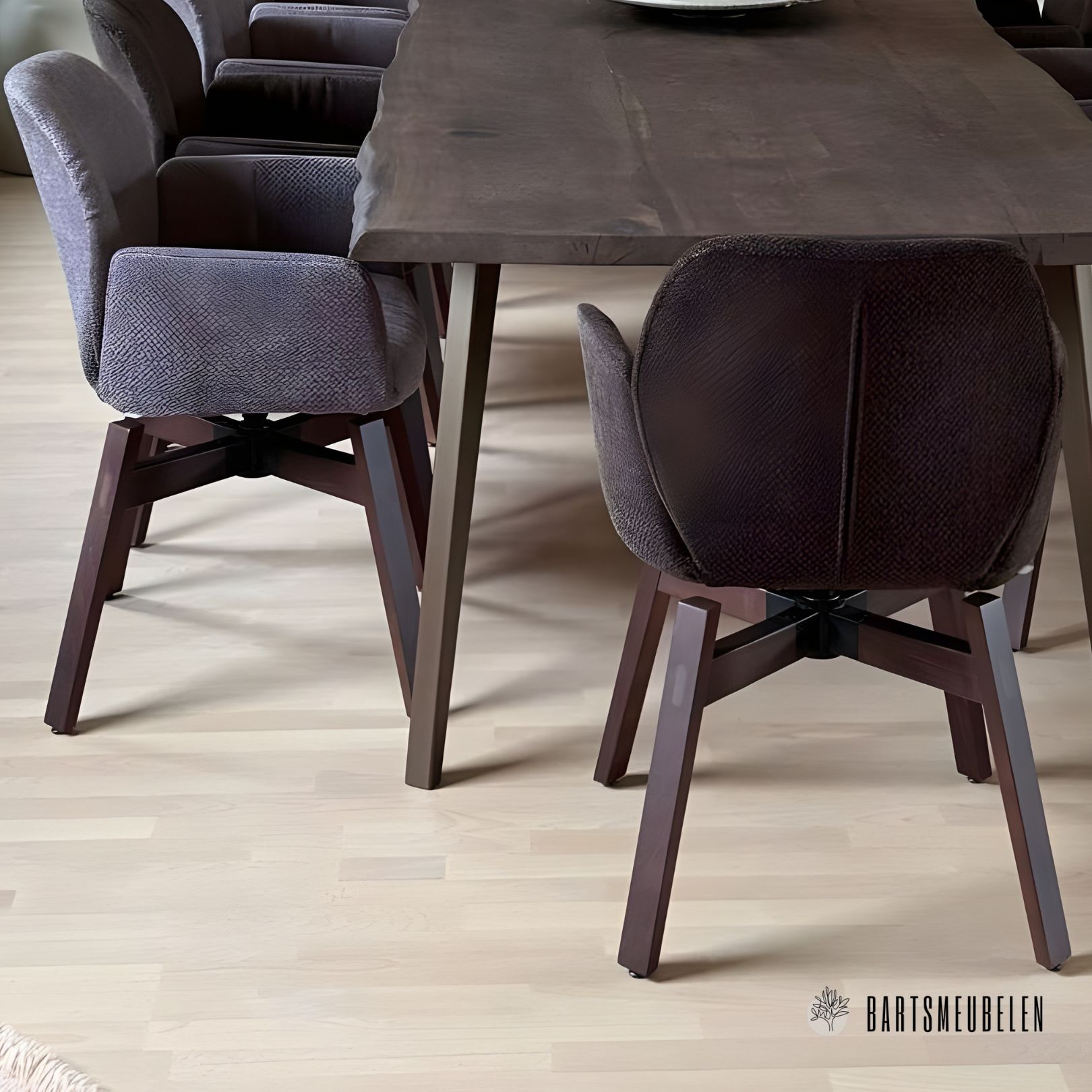 boomstamtafel donker eiken met brozen stalen poten Viggo boomstamtafel donker eiken met brozen stalen poten Viggo