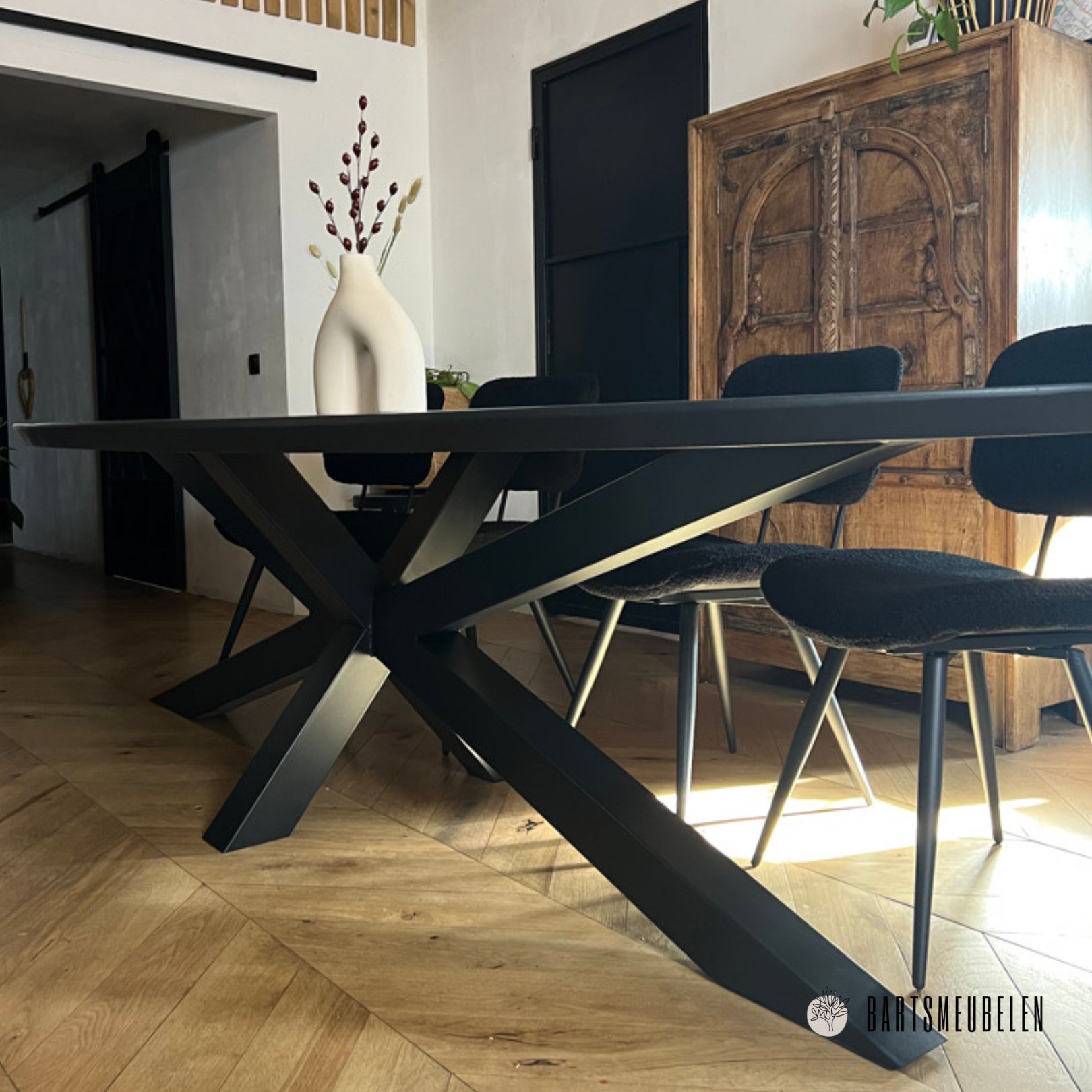 mooie zwarte eettafel met mat zwarte matrix onderstel Moreno mooie zwarte eettafel met mat zwarte matrix onderstel Moreno
