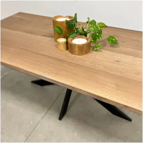 stijlvolle Eiken tafel vintage met zwarte matrix poot