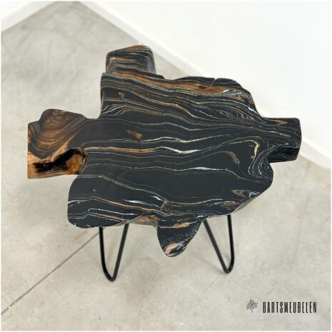 details blad Teak epoxy tafeltje (G)