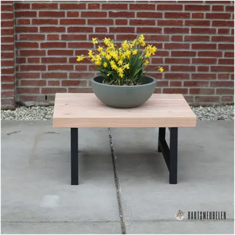 Douglas industriële bijzettafel buiten met stalen frame