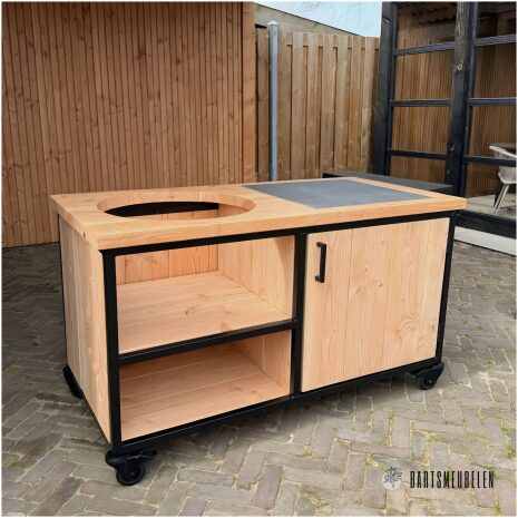 Buitenkeuken met kamado en keramische tegel werkblad