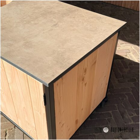 Douglas buitenkeuken met HPL Blad taupe en stalen frame