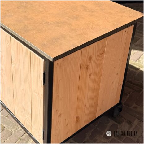 Douglas buitenkeuken met HPL koper blad en stalen frame
