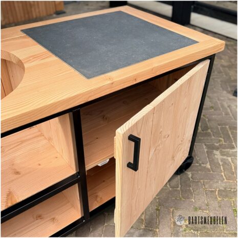 Douglas buitenkeuken met stalen frame en opbergruimte