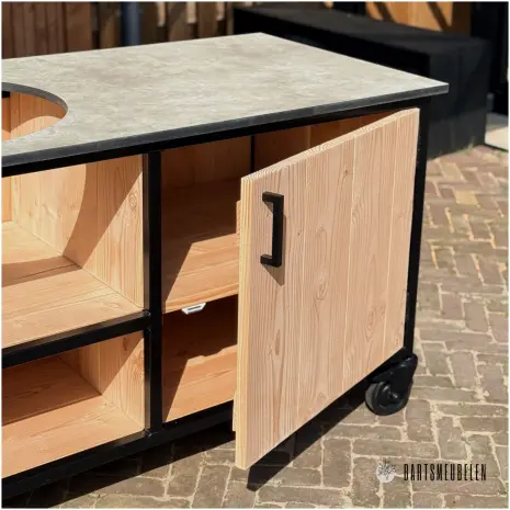 Douglas buitenkeuken met stalen frame en opbergruimteen blad HPL beige
