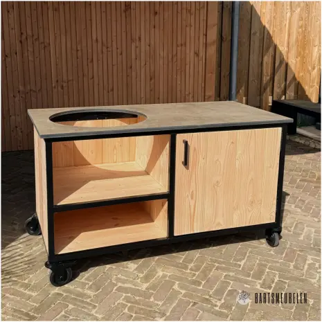 Moderne buitenkeuken met HPL taupe werkblad voor de kamado