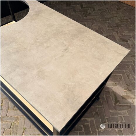 Open buitenkeuken met HPL taupe met onderhoudsarm werkblad