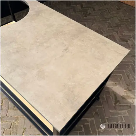 Open buitenkeuken met HPL taupe met onderhoudsarm werkblad