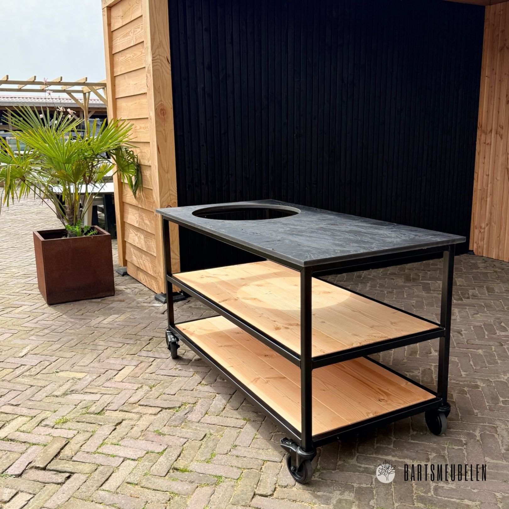 Open buitenkeuken met HPL zwart voor tuin en terras Open buitenkeuken met HPL zwart voor tuin en terras
