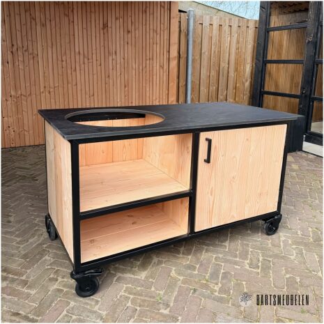 Stoere buitenkeuken met HPL zwart werkblad voor de kamado