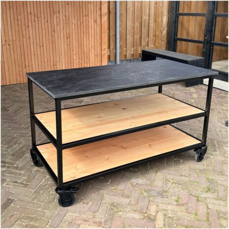 verrijdbare tuinkast van Douglas hout en staal met HPL blad zwart