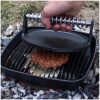 gietijzeren hamburgerpers in gebruik gietijzeren hamburgerpers in gebruik